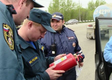 Проврека огнетушителя в машине. Фото ГИБДД по Хакасии